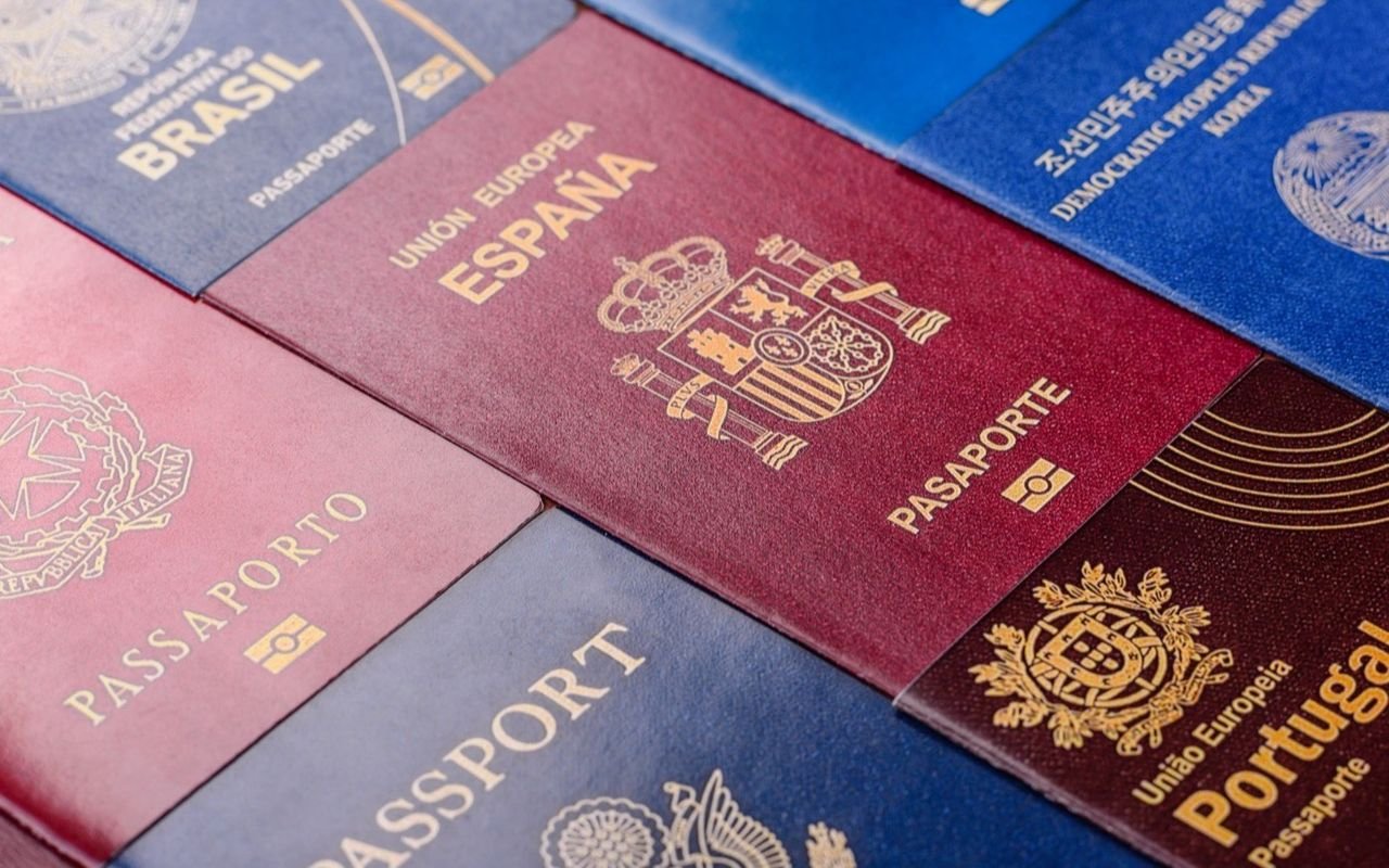 Pasaportes de distintos países del mundo, apilados.