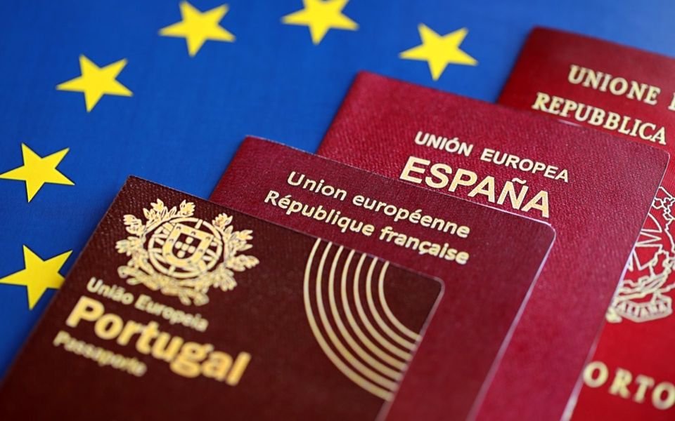 Varios pasaportes de países de la Unión Europea sobre la bandera azul.