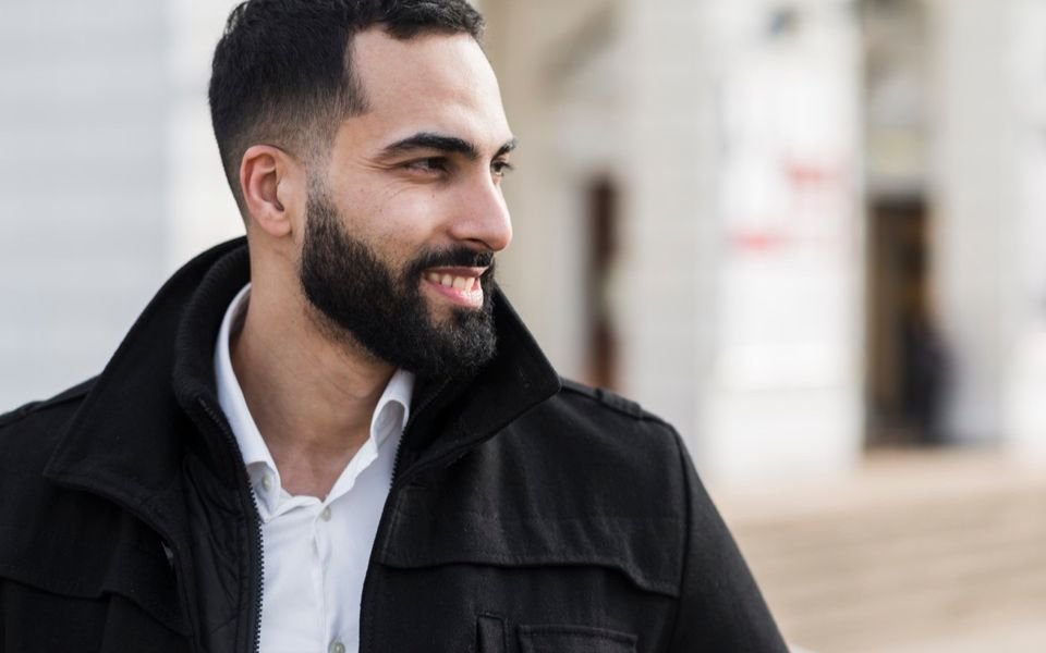 Un hombre de perfil, con expresión serena.