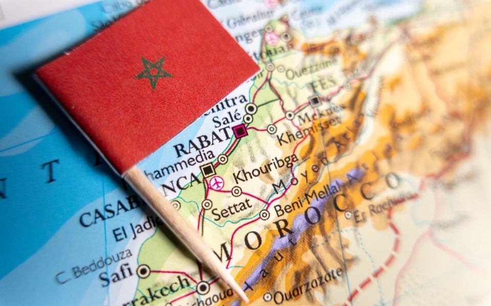 La bandera de Marruecos sobre un mapa de la costa entre Rabat y Casablanca.