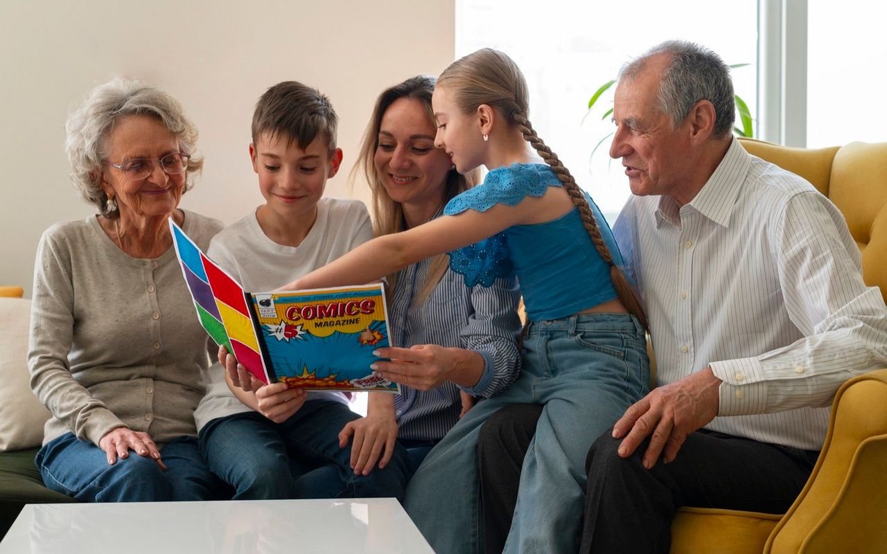 Una familia lee junta en el salón de casa.