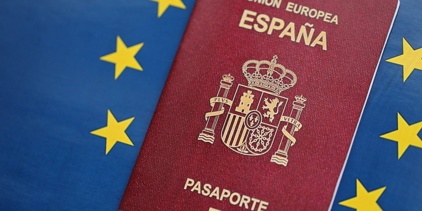 Un pasaporte español de la Unión Europea sobre la bandera azul europea.